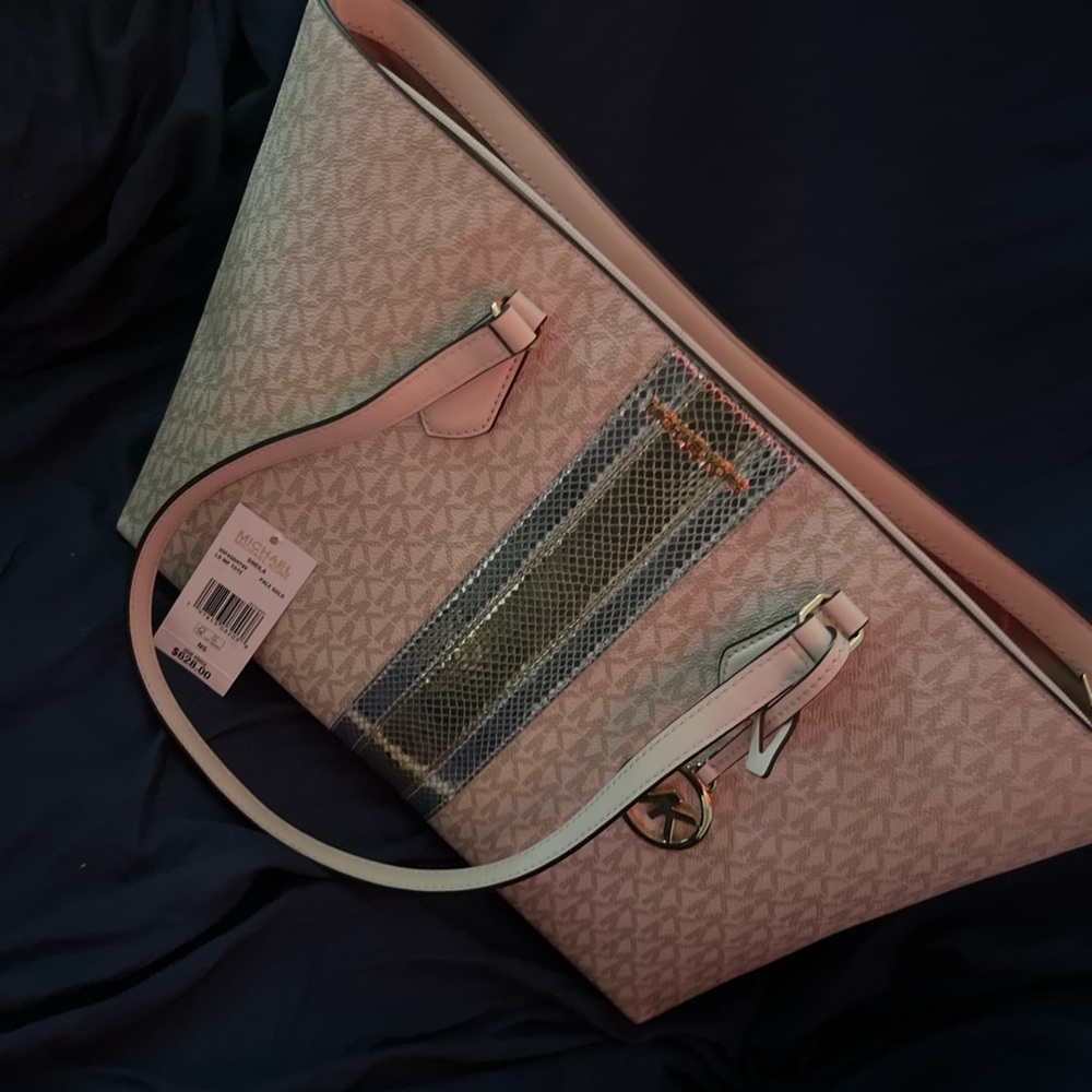 Michael Kors Cream Tote Bag with Elegant Design